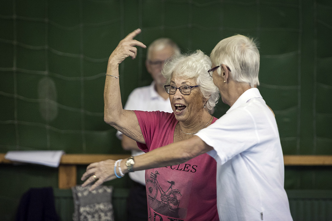 äldre par som dansar