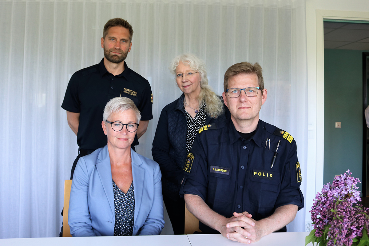 Magnus Carderos, Södertörns brandförsvarsförbund, Chris Österlund, VD för Botkyrkabyggen, Petra Oxonius, tf kommundirektör, och Fredrik Lindfors, lokalpolisområdeschef, poserar tillsammans med det påskrivna samverkansavtalet.