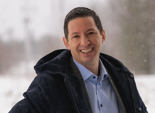 porträtt på Botkyrka kommuns näringslivschef Martin Andaloussi, utomhus med snö i bakgrundan