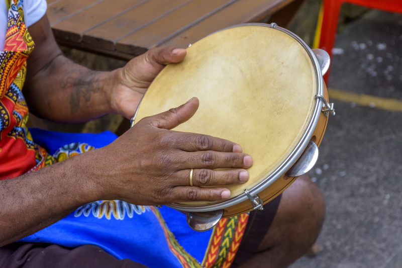 Man som spelar tamburin