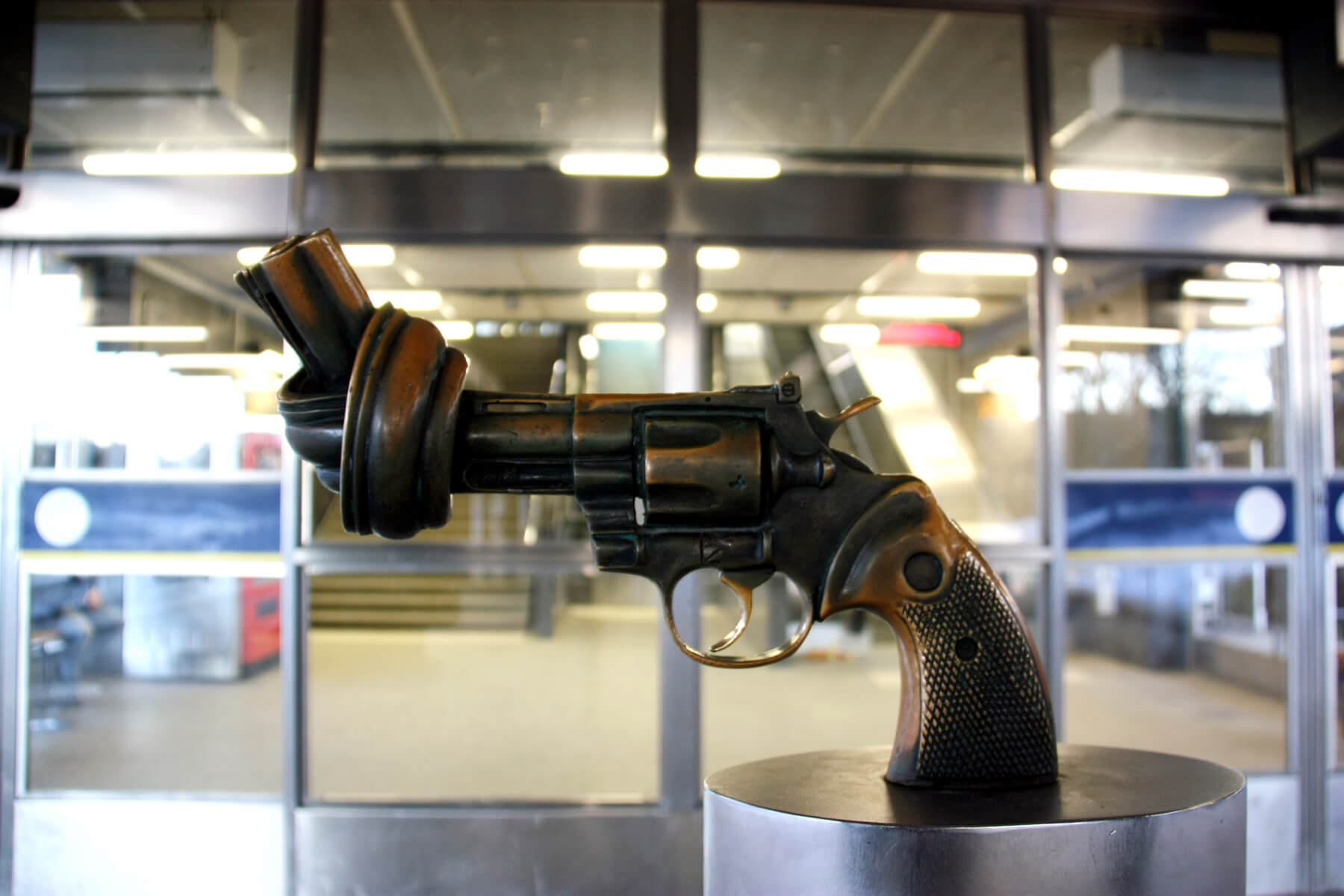 Ett konstverk av en pistol vars pipa är formad som en knut.