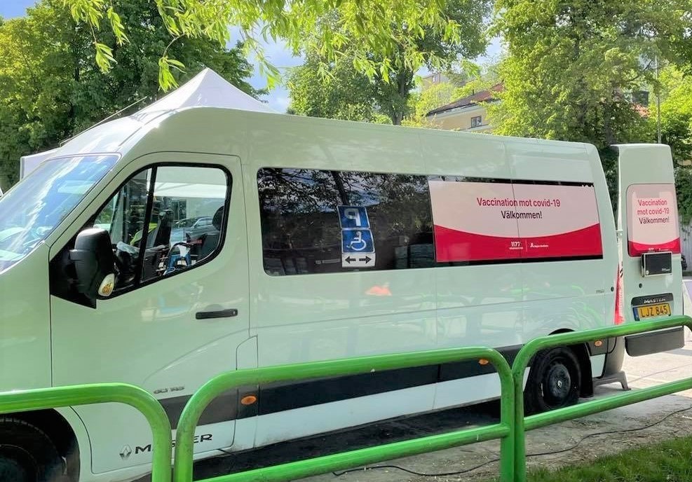 En vit vaccinbuss på plats i Botkyrka. 