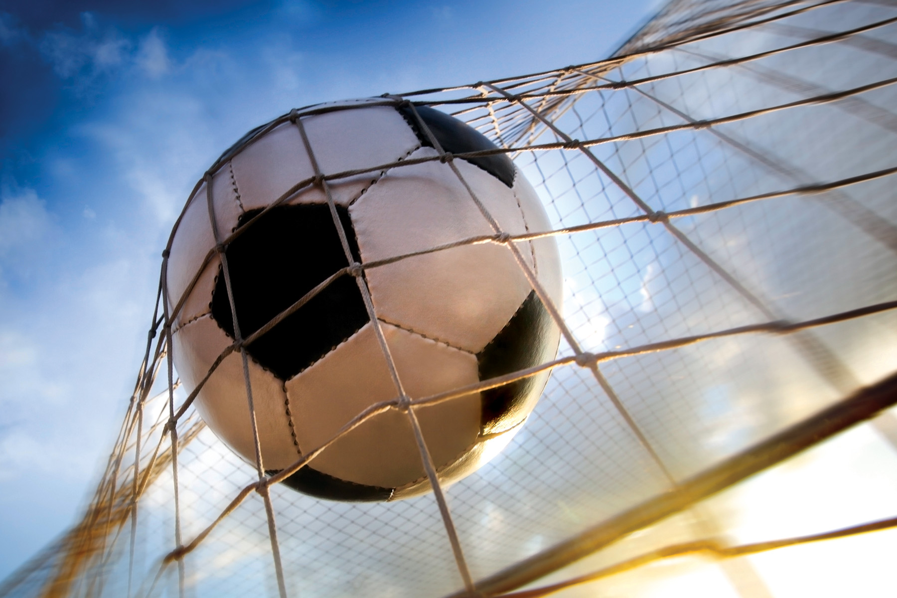 En fotboll som flyger i målburens nät.
