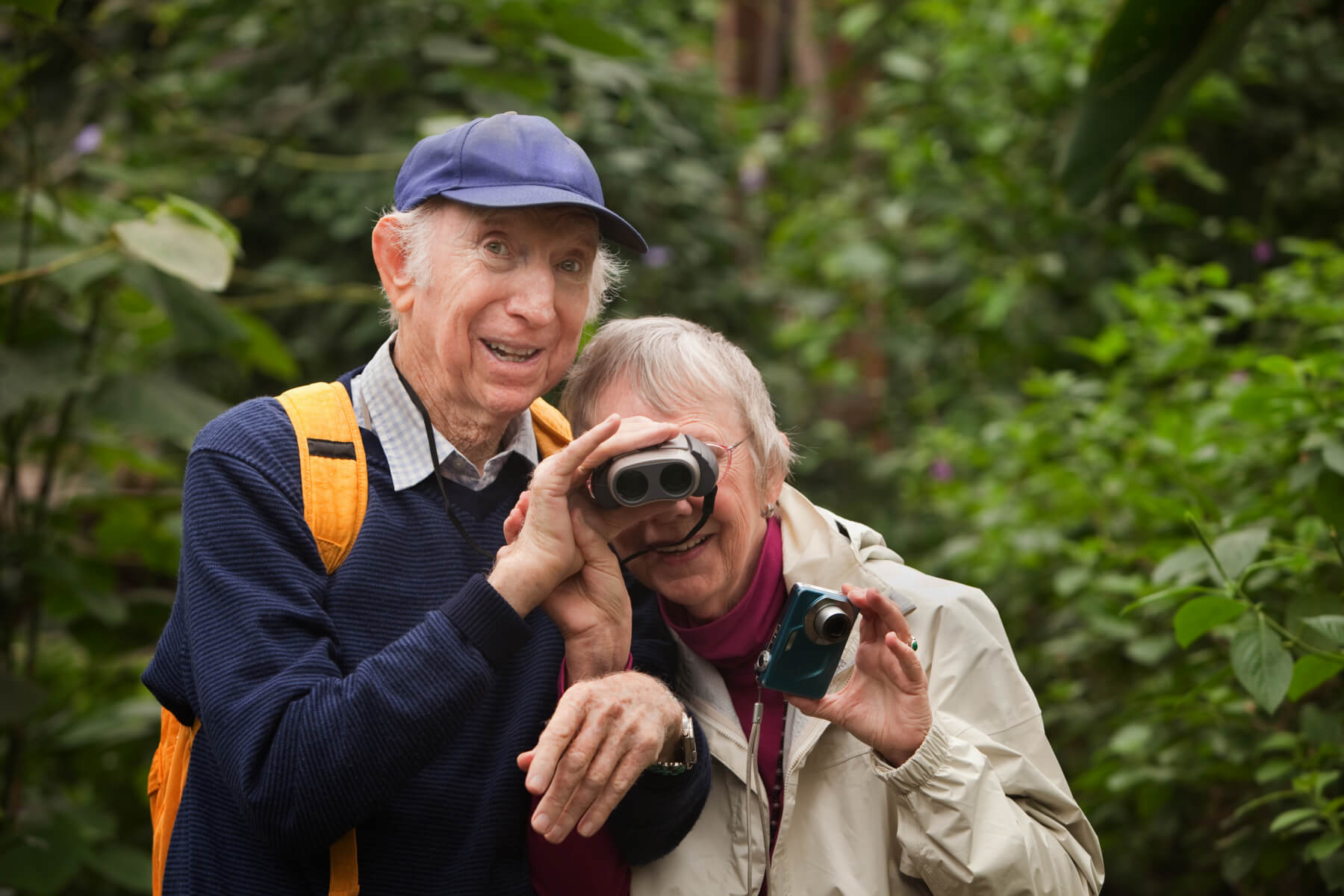 två äldre personer med en kikare