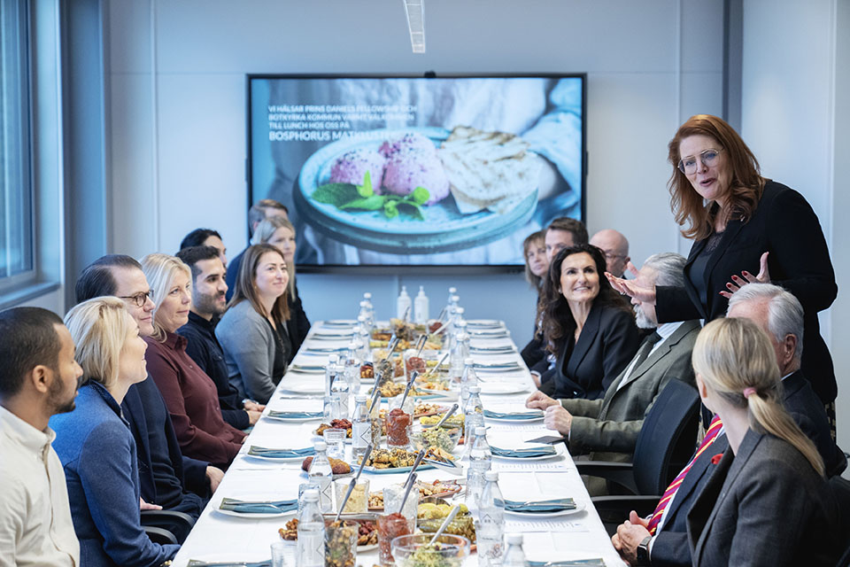 Lunch med lokala entreprenörer som sitter ner runt ett bord med Prins Daniel. Kommunalrådet Ebba Östlin (S) står upp och hälsar välkommen. Foto: Oscar Omne.