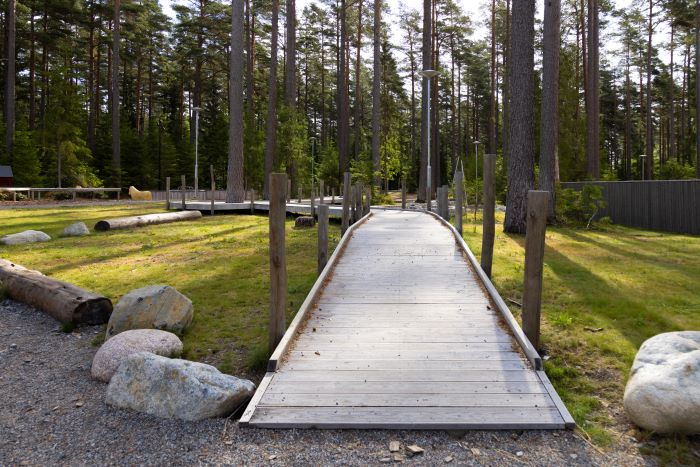 En trägång genom ett skogsområde.