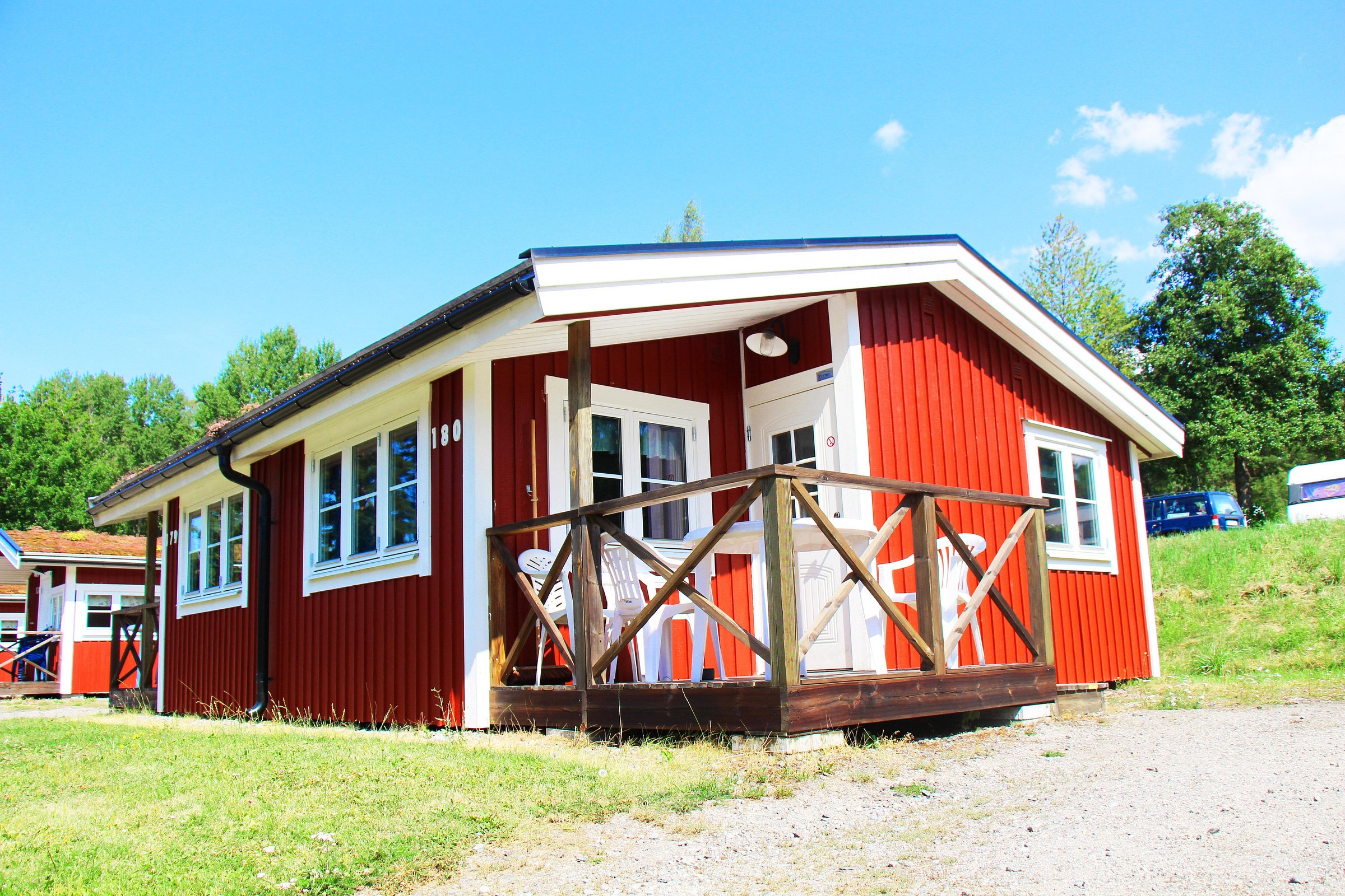 En stuga med tillhörande uteplats.