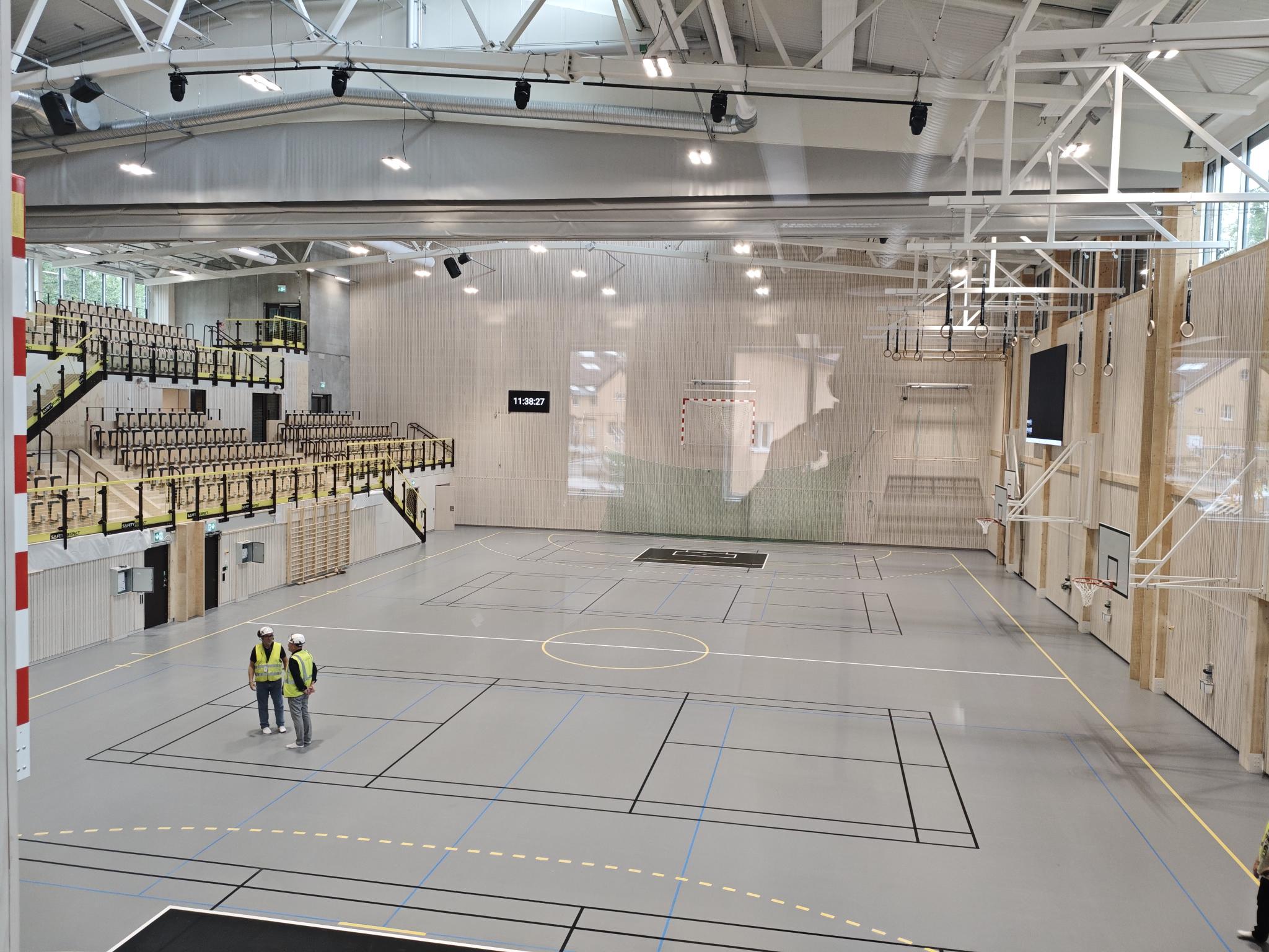Insidan på en stor idrottshall.