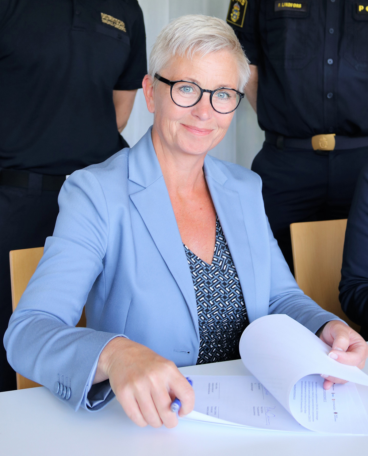 Petra Oxonius, tf kommundirektör Botkyrka kommun skriver på samverkansavtalet.