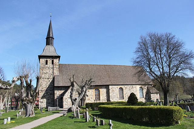 Botkyrka kyrka med delar av kyrkogården.