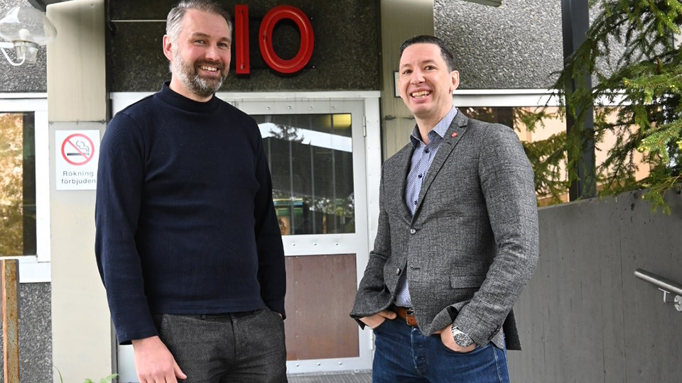 Peter Fehn, ICA-handlare på ICA Nära i Riksten, och Martin Andaloussi, näringslivschef i Botkyrka utanför biografen Sländan där frukostmötet ägde rum.