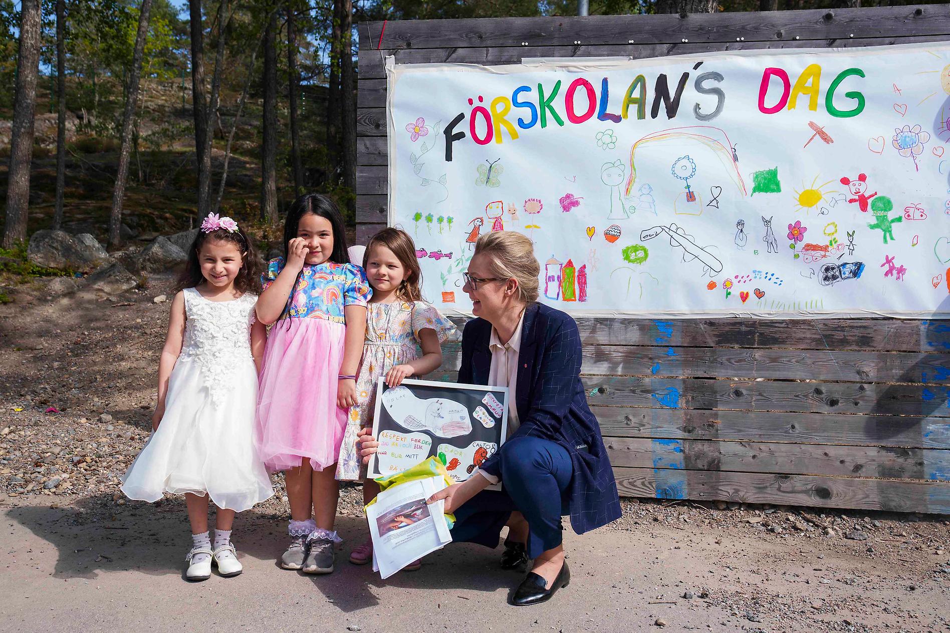 Barnen Madonna, Victoria och Shirin på förskolan Granen har lämnat en inramad teckning till skolminister Lina Axelsson Kihlblom (S) som minne från besöket