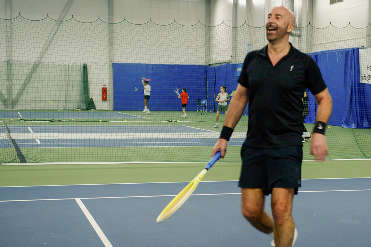 Man som spelar tennis.