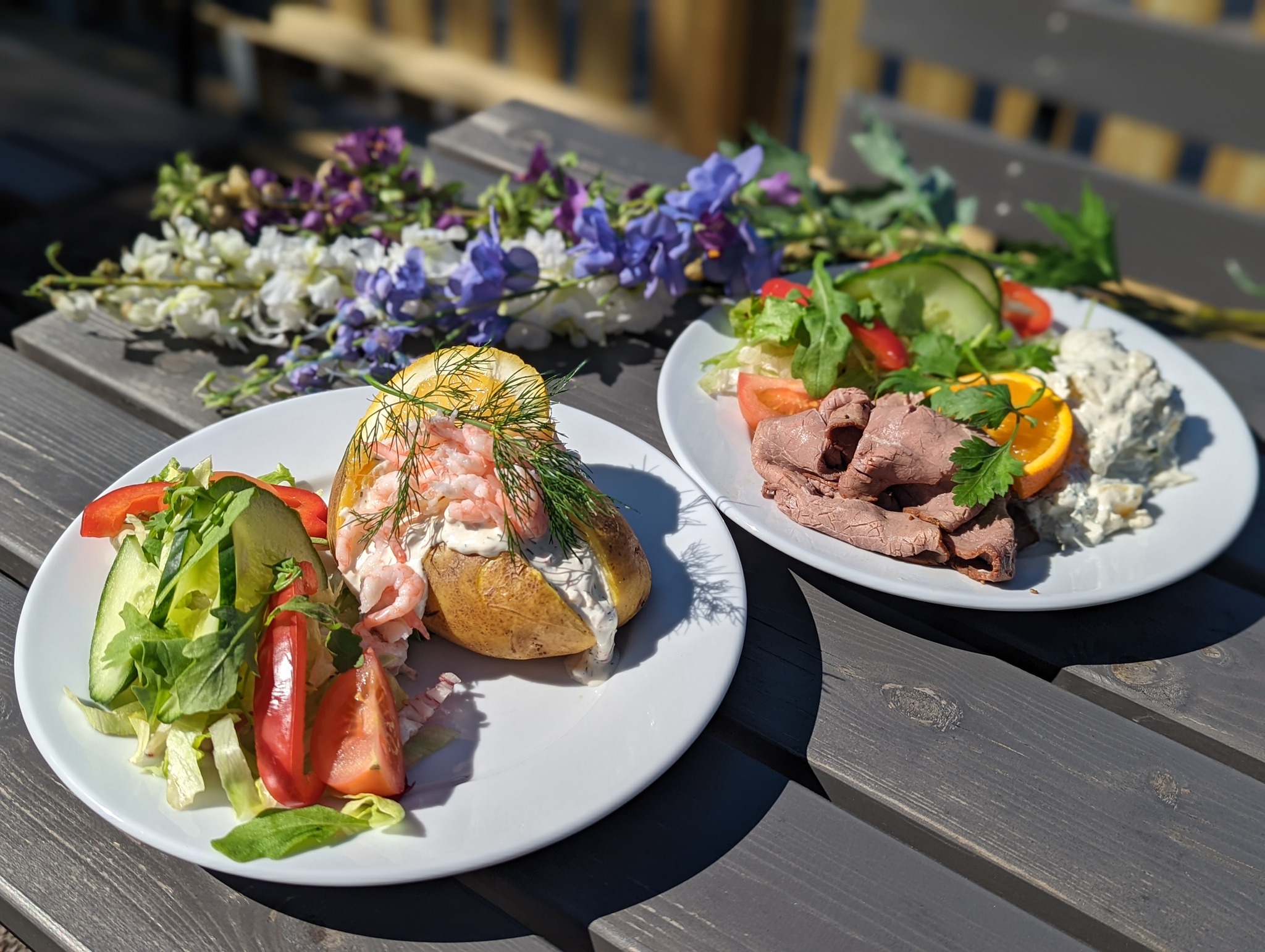 Två tallrikar med olika husmansrätter.