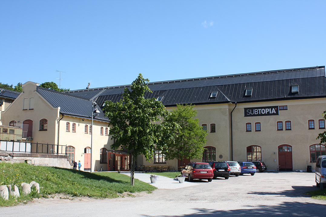 Den stora byggnaden med kringliggande område som utgör Subtopia.