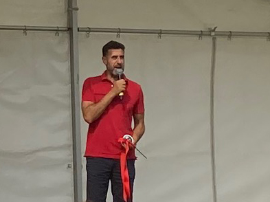 Gabriel Melki talar i en mikrofon