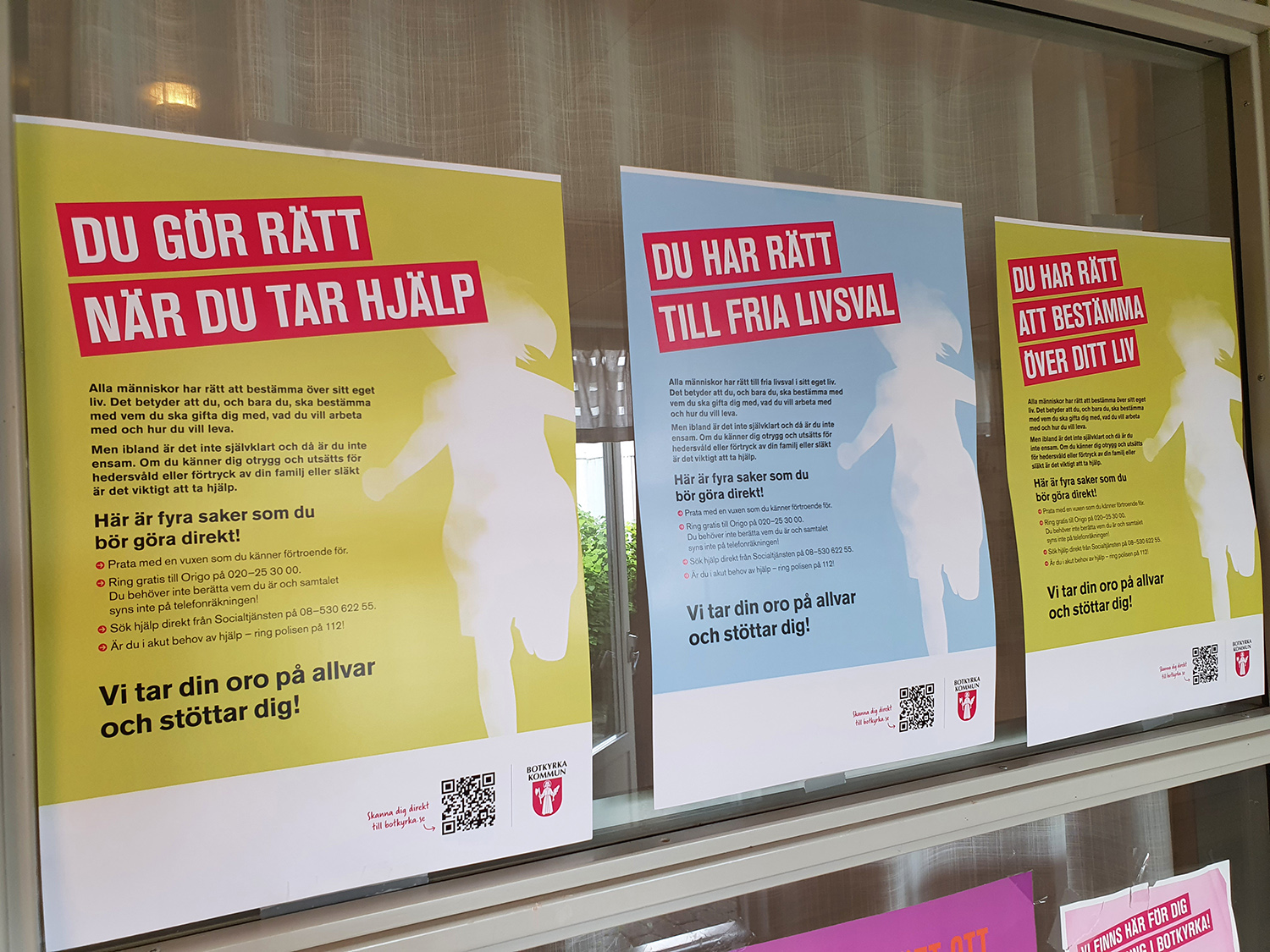 Affischer om informationskampanjen sitter uppsatta runt om på gymnasieskolorna i kommunen.