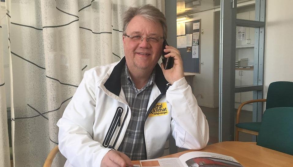 Erik Bergström som håller i en telefon
