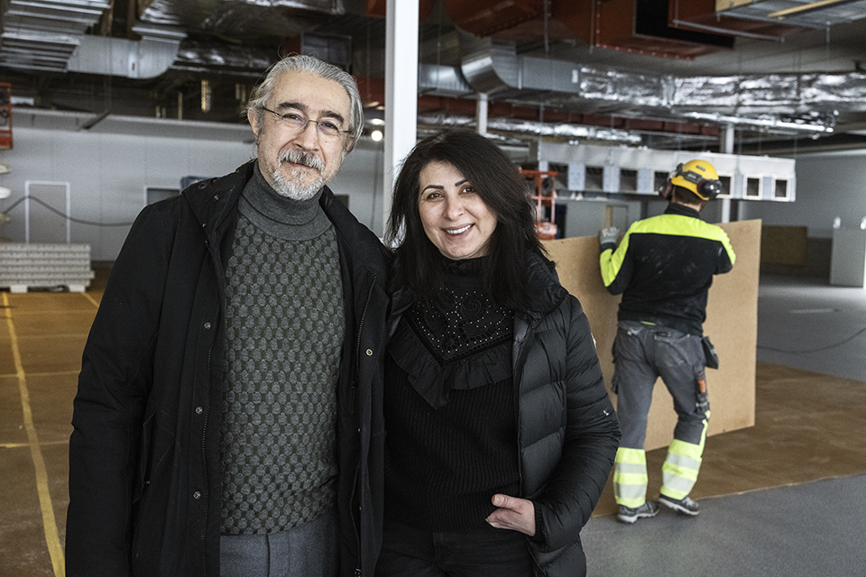  Serdar och Pelin Öztenar, grundarna till Bosphorus står tillsammans i byggarbetsplatsen av den nya matanläggningen.