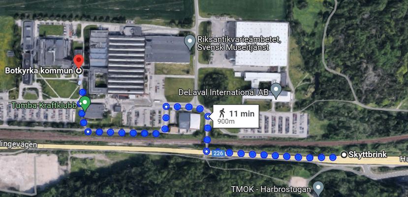 En kartbild med instruktioner hur du når kommunhuset från busshållplatsen på Hamrabron.