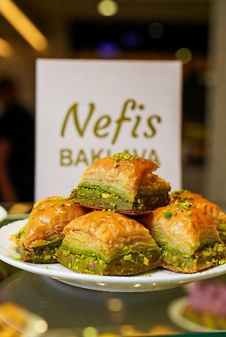 Ett fat med Nefis baklava.