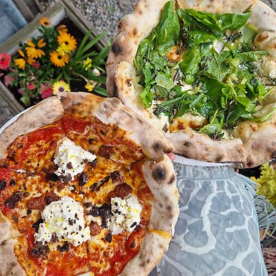 Två pizzor på fat.