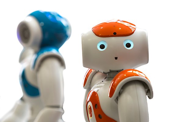 Bild på två robotar med mänskliga ansikten.