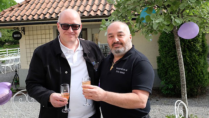 Freddy Pano, grundare och ägare av Södra Vanadistvätten (till höger) tillsammans med sin kontaktperson Bengt Waldemarson som är affärsutvecklare på Tillväxt Botkyrka.