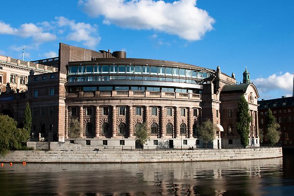 Riksdagshuset i Stockholm en solig sommardag.