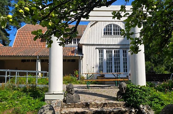 En bild på huvudbyggnaden på VårstaVi, tagen från trädgårdens trappa.