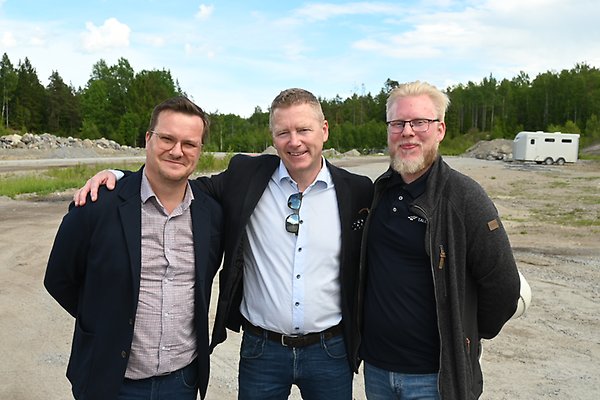 Tre representanter från Den Sweden AB/Talli närvarade under spadtaget. Från vänster Matts Sandberg, affärsutveckling, markförvärv, Fredrik Brehmer, VD och Alexander Persson, projektchef. 