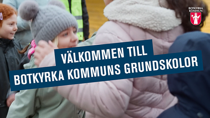 Barn som leker i vinterkläder och en text med budskapet "Välkommen till Botkyrka kommuns grundskolor".