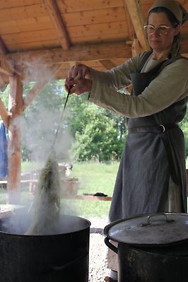 Växtfärgning i kokande gryta