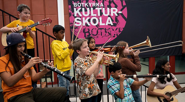 Barn som spelar instrument utanför kulturskolan