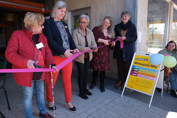 Pia Pramberger, Nezrina Muric, Petra Oxonius och Tuva Lund klipper band vid invigning av Mötesplats Alby