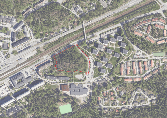 Flygfoto över centrala Tullinge med den aktuella fastigheten utmarkerad.