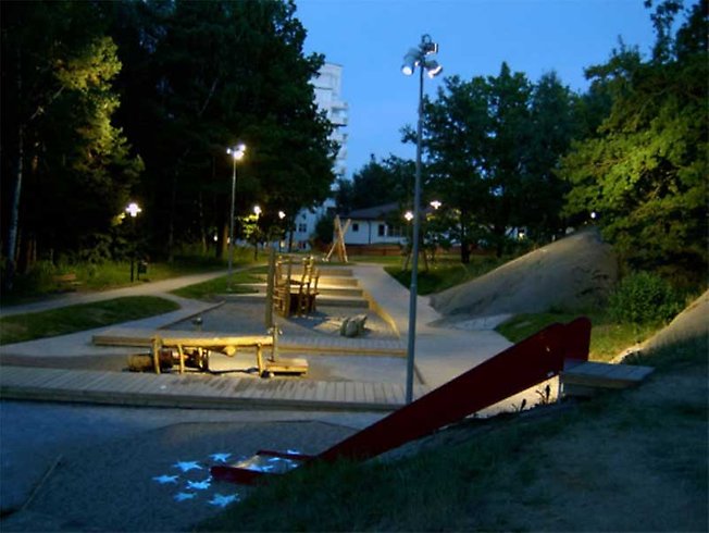 Park på kvällen, upplyst av lampor